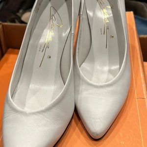 Caressa Spain vintage white pumps.